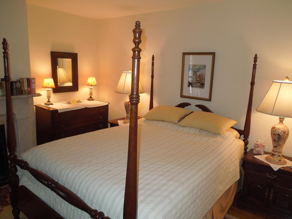 Queen Room with Kitchen